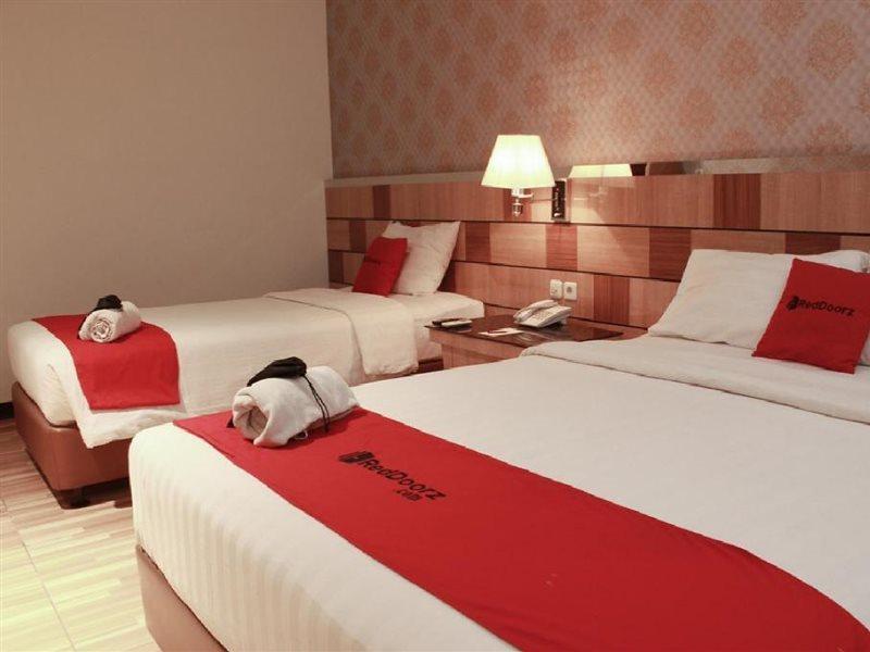 Reddoorz Premium Near Bandung Station Hotel Екстериор снимка